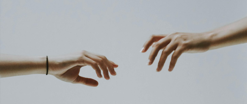 Deux mains qui se tendent l'une vers l'autre